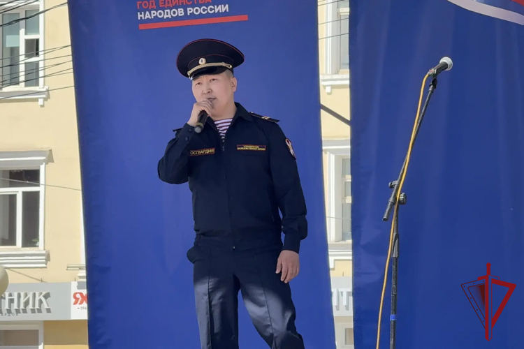Вневедомственная охрана Росгвардии поздравила жителей Якутска с Днем России праздничным концертом 