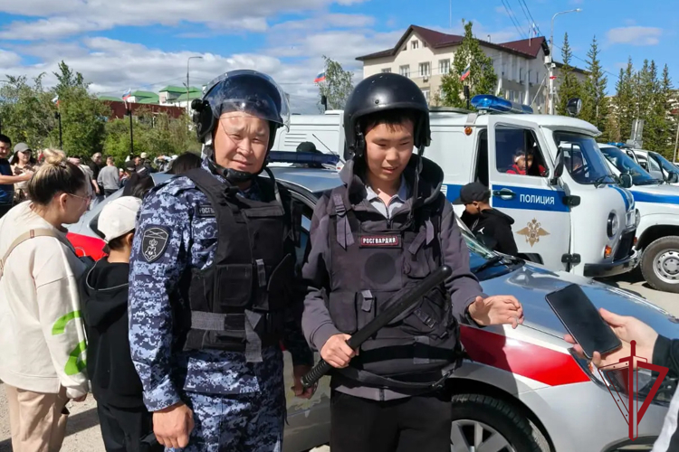 В Покровске росгвардейцы совместно с полицейскими провели акцию «Один день с полицией России»