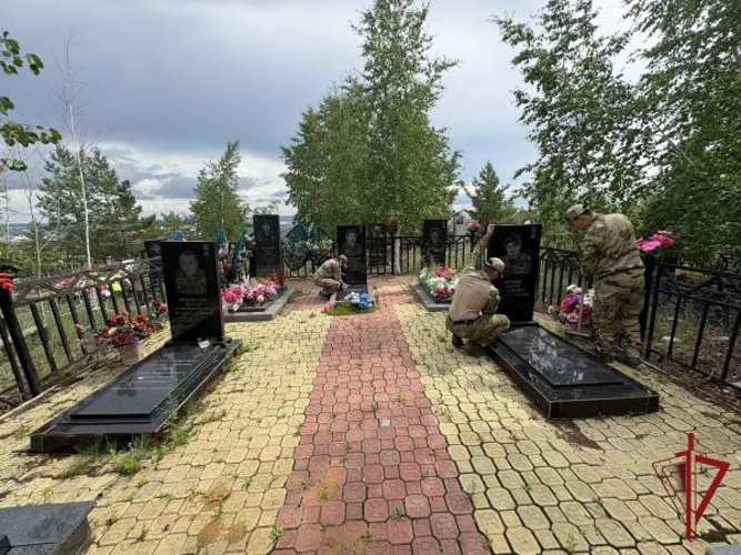 Омоновцы провели субботник на месте захоронения погибших бойцов и в сквере Героя России Александра Рыжикова