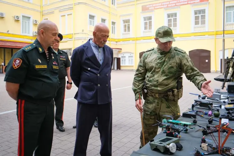Александр Розенбаум передал участвующим в СВО росгвардейцам специальные технические средства для борьбы с БЛА