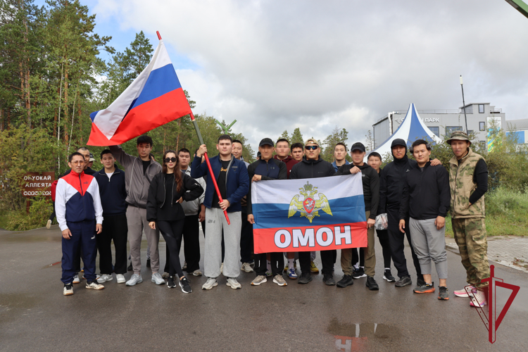 Росгвардейцы в Якутске объединили спорт и патриотизм забегом ко Дню Государственного флага России