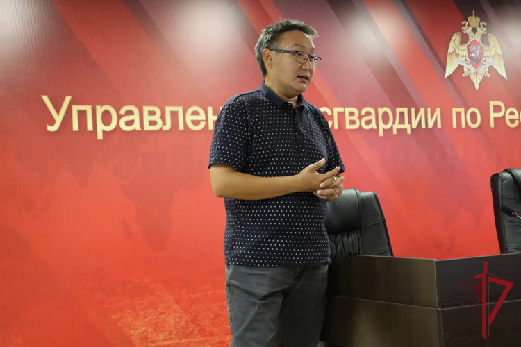 Лектор «Знания» рассказал росгвардейцам о символе России — Государственном флаге