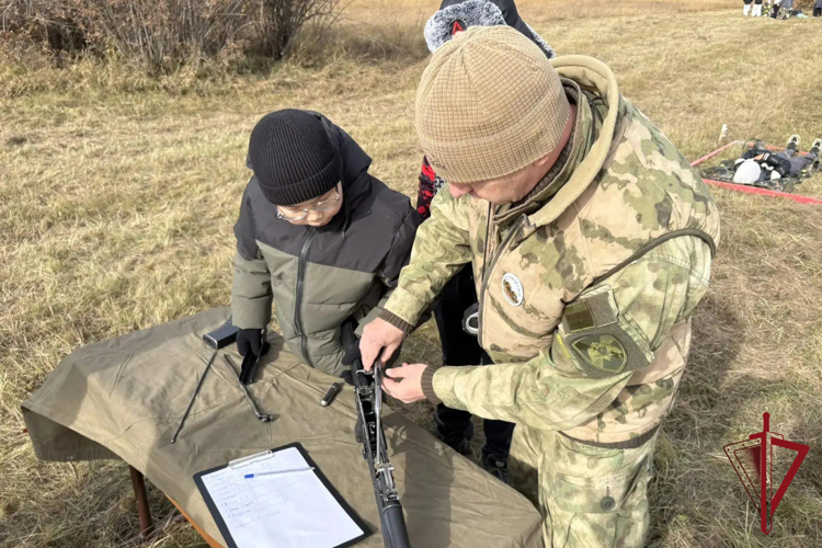 В рамках 10-летия Росгвардии ОМОН «Бизон» провел полевой выход для воспитанников ВПК имени Александра Рыжикова