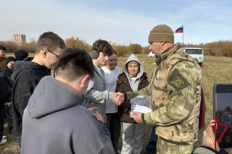 В рамках 10-летия Росгвардии ОМОН «Бизон» провел полевой выход для воспитанников ВПК имени Александра Рыжикова