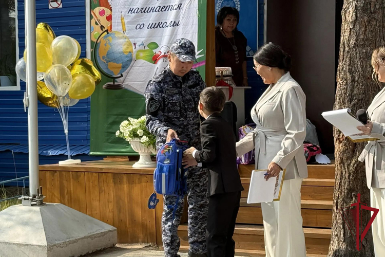 Акцию "Собери ребенка в школу" провели росгвардейцы для воспитанников школы-интерната города Якутска