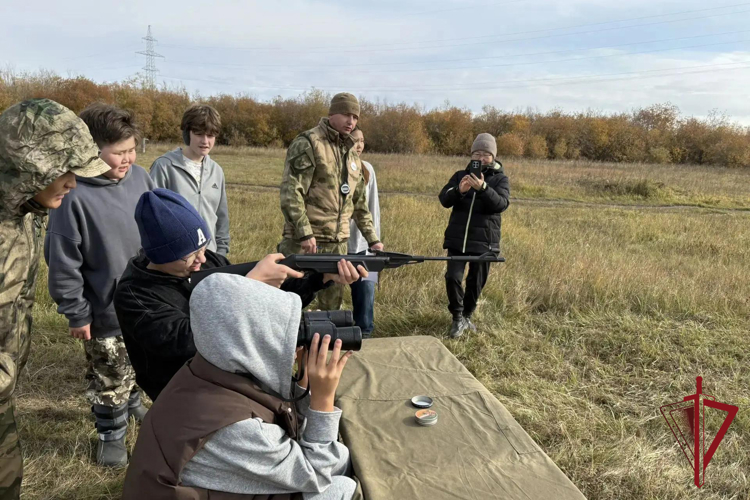 В рамках 10-летия Росгвардии ОМОН «Бизон» провел полевой выход для воспитанников ВПК имени Александра Рыжикова