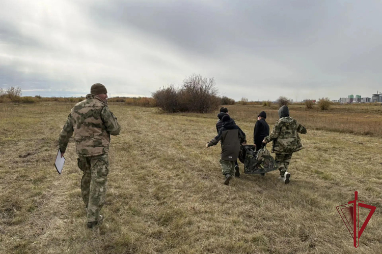В рамках 10-летия Росгвардии ОМОН «Бизон» провел полевой выход для воспитанников ВПК имени Александра Рыжикова
