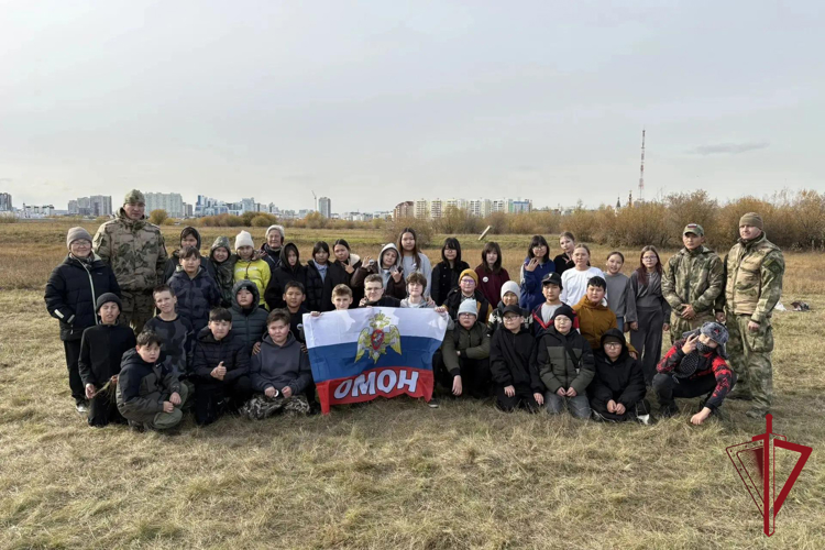 В рамках 10-летия Росгвардии ОМОН «Бизон» провел полевой выход для воспитанников ВПК имени Александра Рыжикова