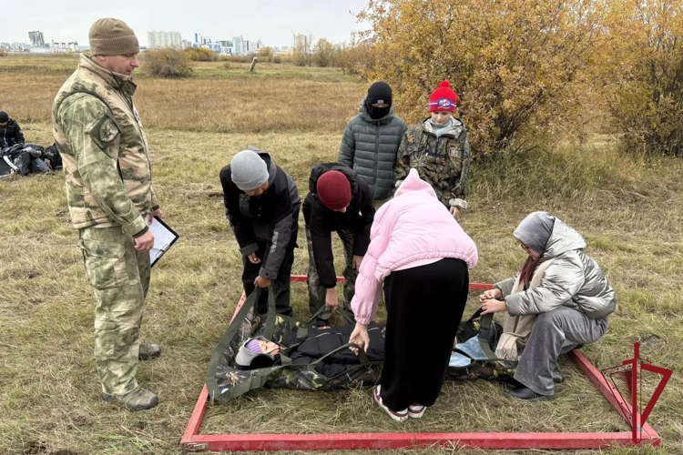 В рамках 10-летия Росгвардии ОМОН «Бизон» провел полевой выход для воспитанников ВПК имени Александра Рыжикова