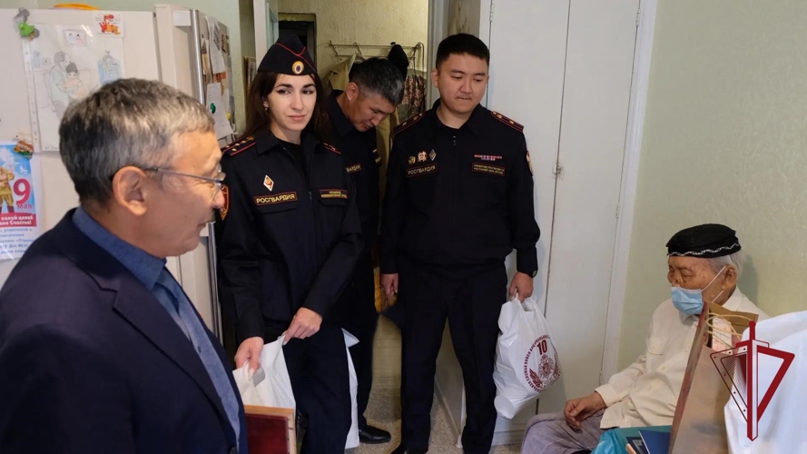 В Якутске в день 104-летия росгвардейцы поздравили ветерана Великой Отечественной войны Семена Колтовского