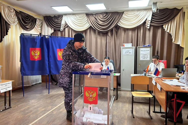 Росгвардейцы в Якутии участвуют в Едином дне голосования