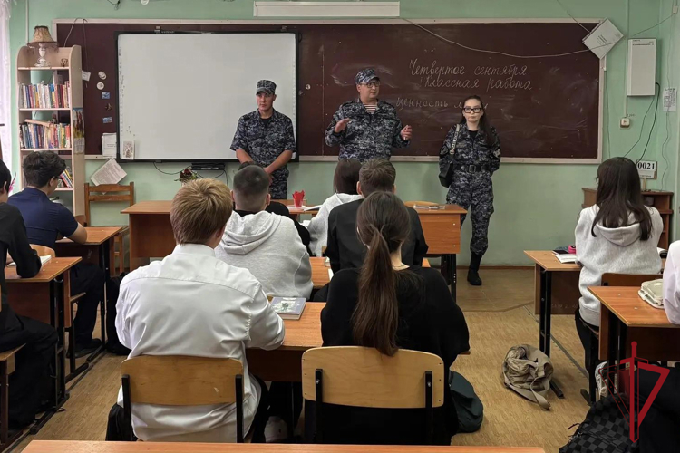 В Олёкминске росгвардейцы провели урок мужества, посвящённый борьбе с терроризмом