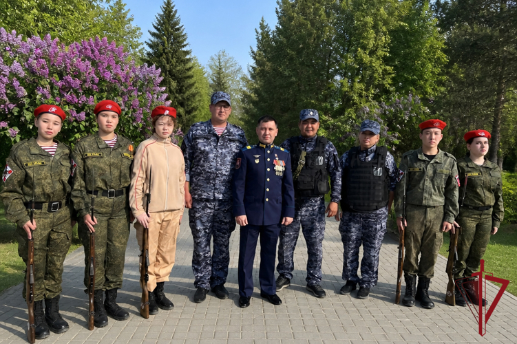В Олёкминске сотрудники Росгвардии встретили Героя России Виктора Софронова 