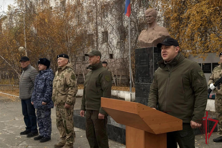 В Якутске отметили День ОМОН Росгвардии вручением черных беретов и наград отличившимся бойцам