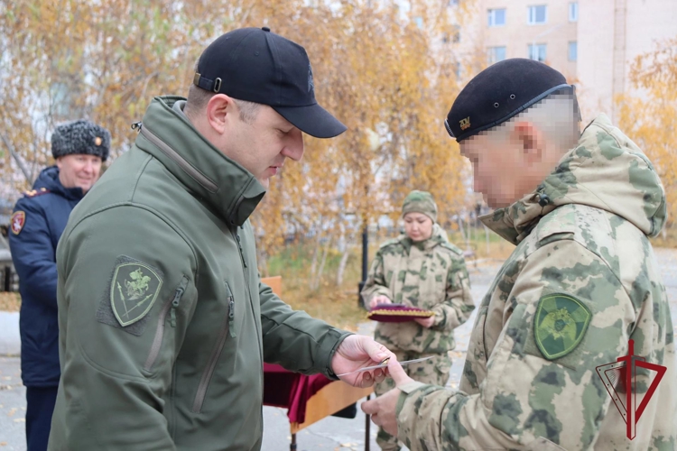 В Якутске отметили День ОМОН Росгвардии вручением черных беретов и наград отличившимся бойцам