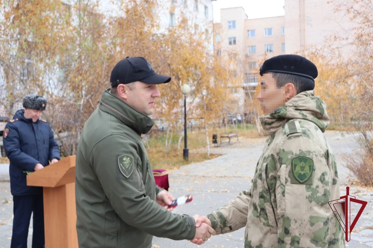 В Якутске отметили День ОМОН Росгвардии вручением черных беретов и наград отличившимся бойцам