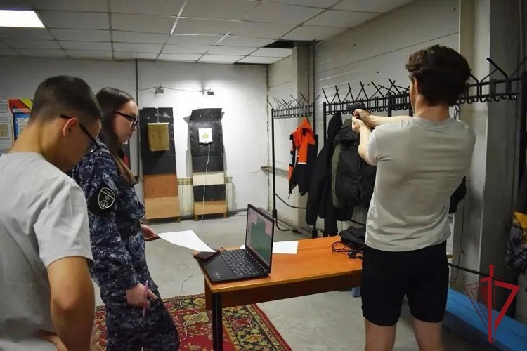 В Олёкминске росгвардейцы провели военно-патриотические соревнования «Сила поколений» 